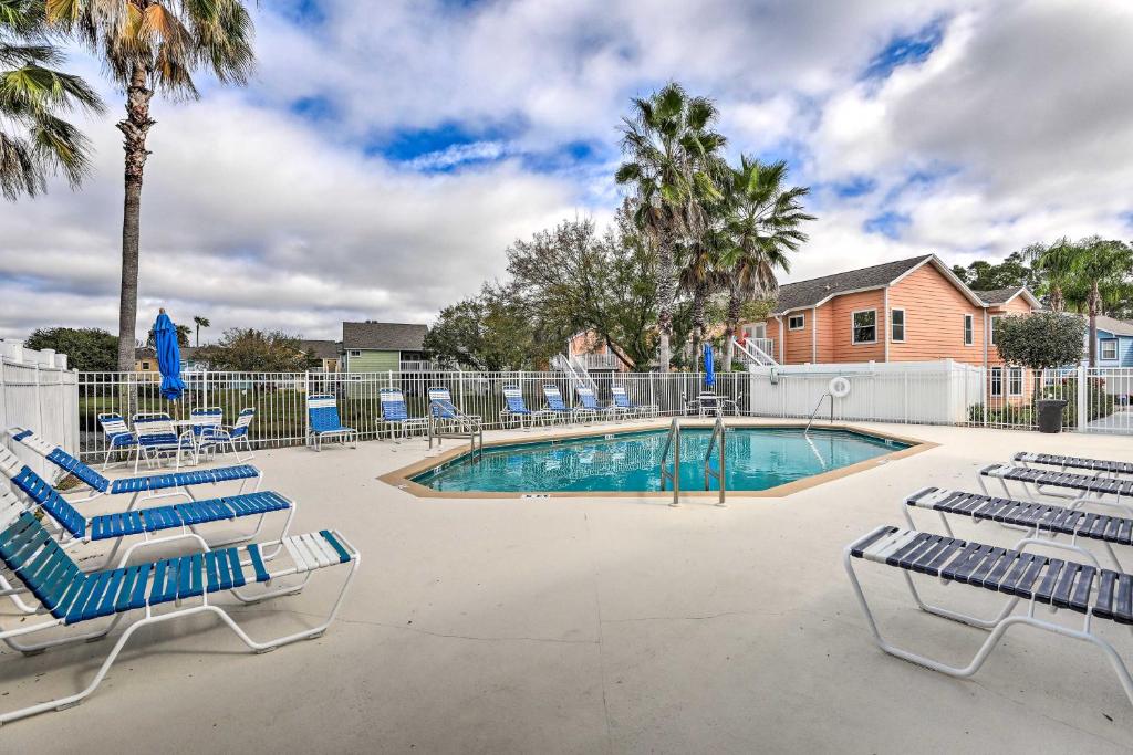 Less Than 8 Mi to Disney Getaway with Deck in Kissimmee!, Kissimmee