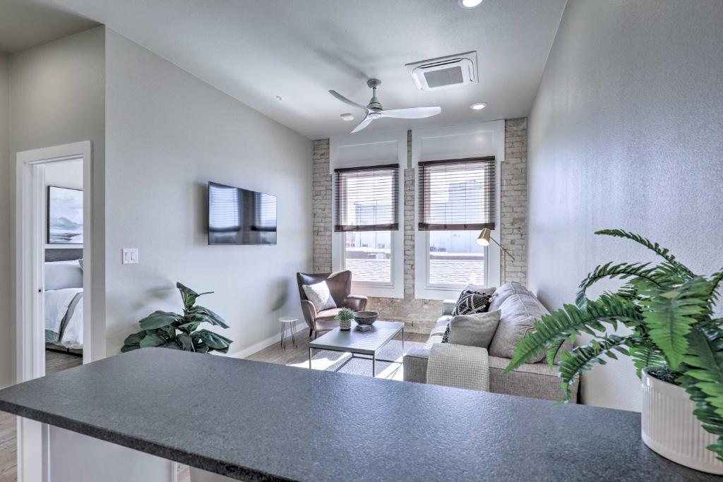 Inviting San Marcos Apartment with Washer and Dryer