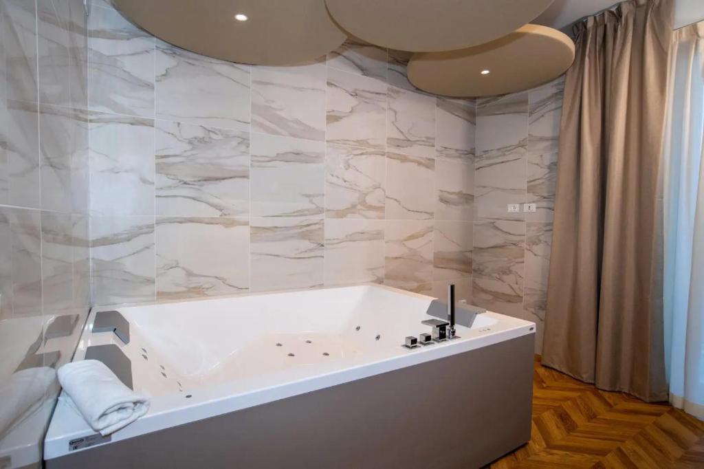 Jacuzzi Suite Home by Enjoy Garda Hotel - 4