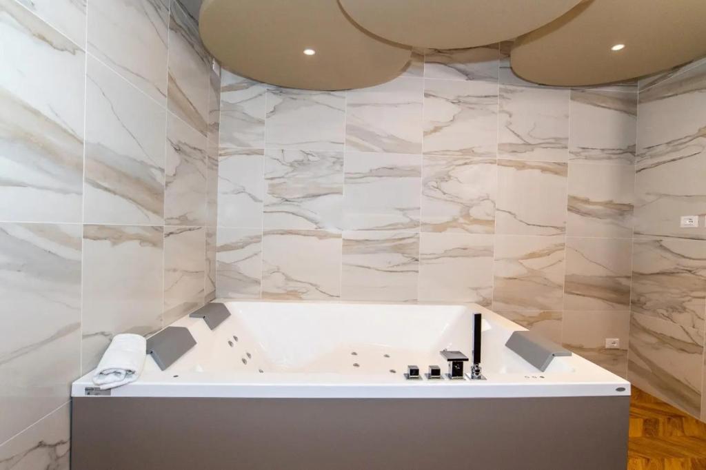 Jacuzzi Suite Home by Enjoy Garda Hotel - 3