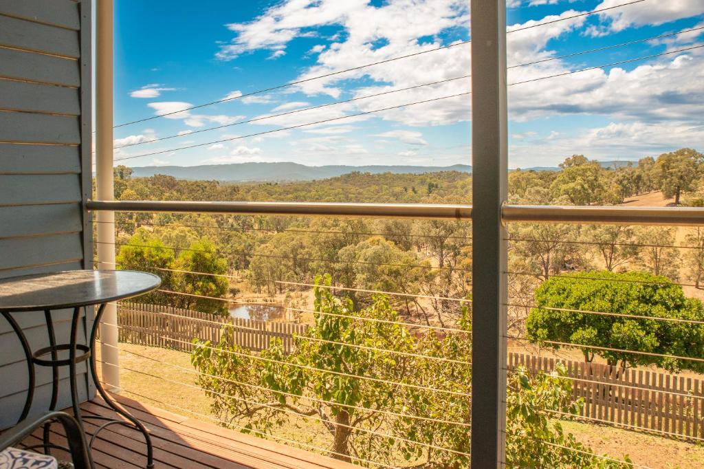 The views!Lovely apartment on acreage with magnificent views, dog friendly, Panton Hill