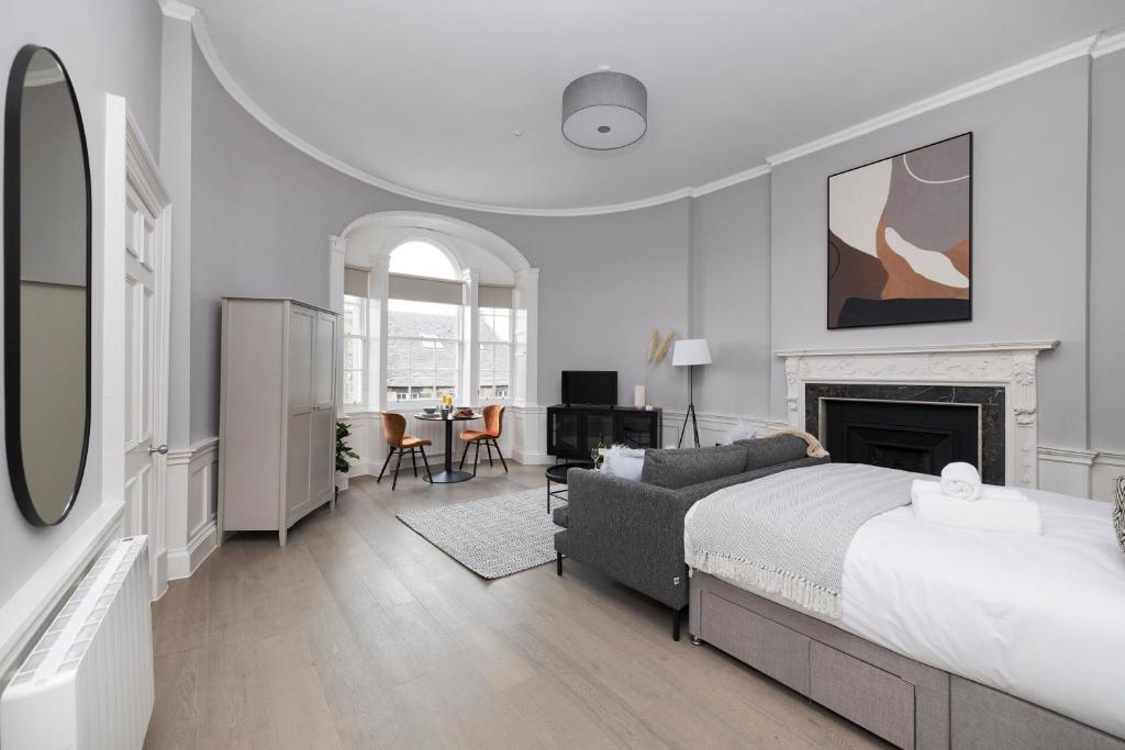 JOIVY Modern Studio in New Town, on Historic George Street, Edinburgh