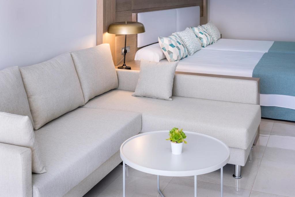 Mediterraneo Bay Hotel & Resort — Hotel rooms in Roquetas de Mar, Andalusia