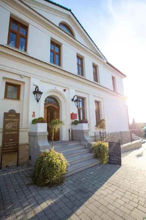 Hotel i Restauracja na Skarpie，位于希隆斯克地区宗布科维采的酒店