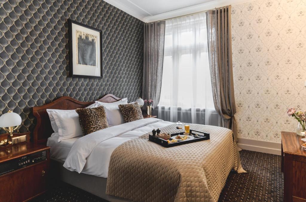 Elegant bathroom with bathtub at H15 Hotel Francuski