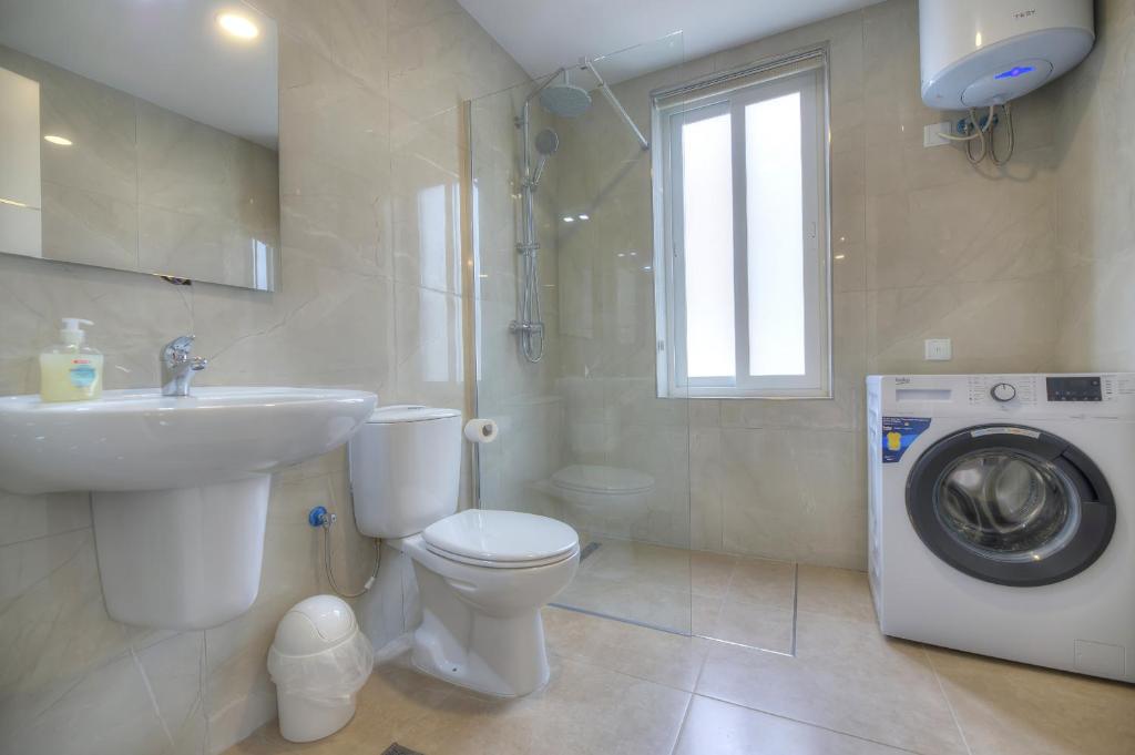 Spacious and tastefully furnished 2 bedroom apartment DDIF1-3 photo