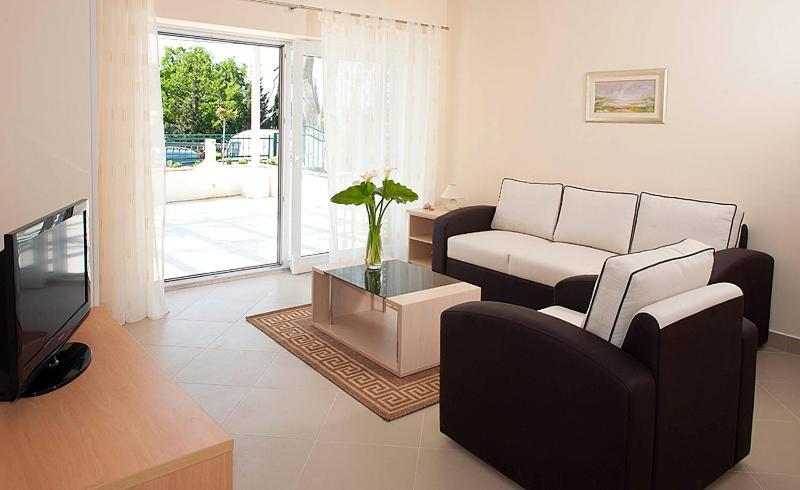 Spacious 1 Bedroom 4 Star Apartment, Mlini — Hotel in Mlini