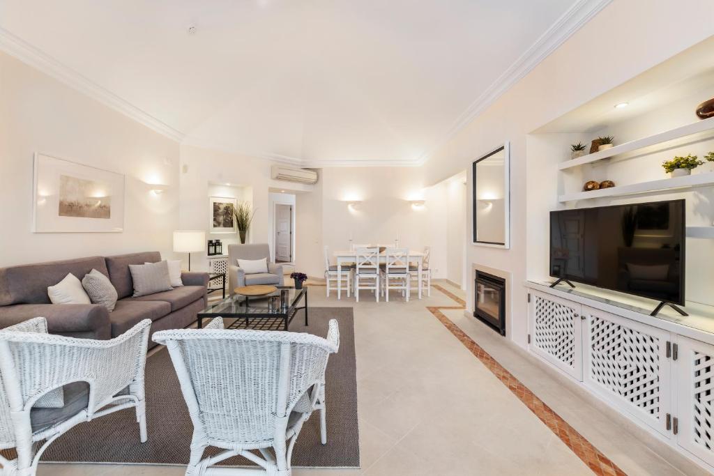 Shared lounge/TV area, Encosta Do Lago Resort Club in Almancil