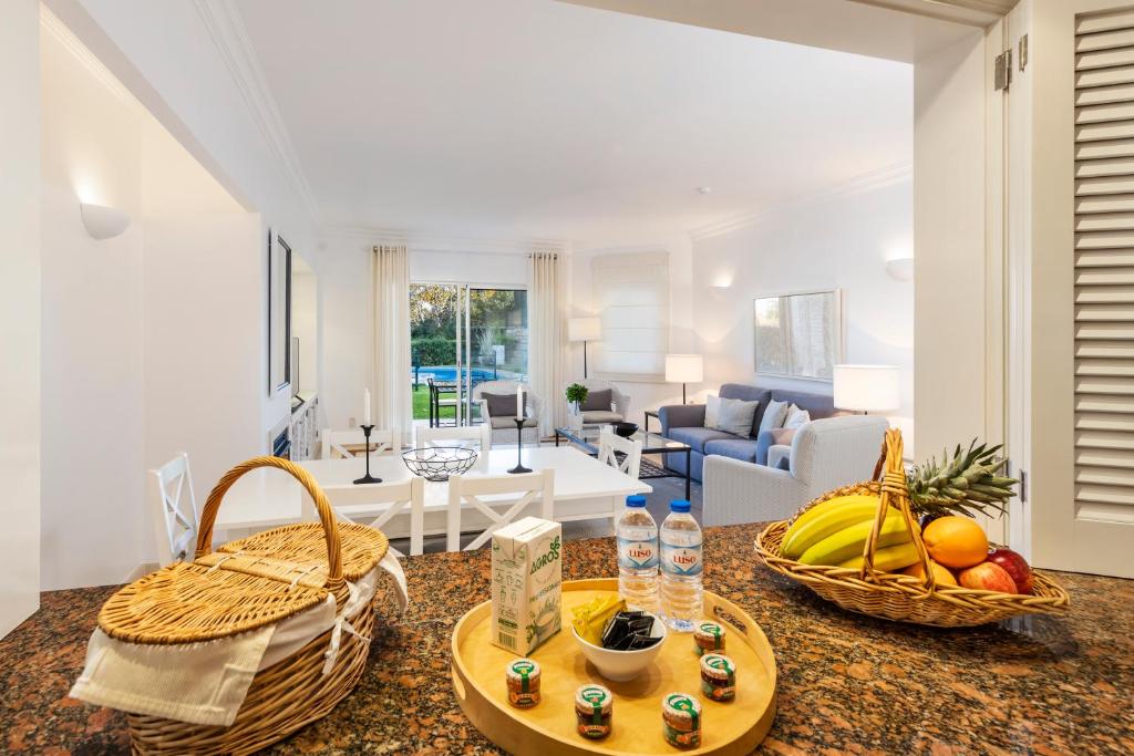 Shared lounge/TV area, Encosta Do Lago Resort Club in Almancil