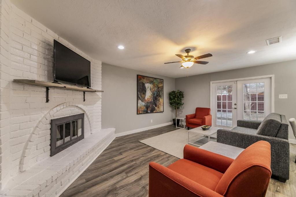 Beautiful 3 Bedroom Home! Minutes from Epic Waters