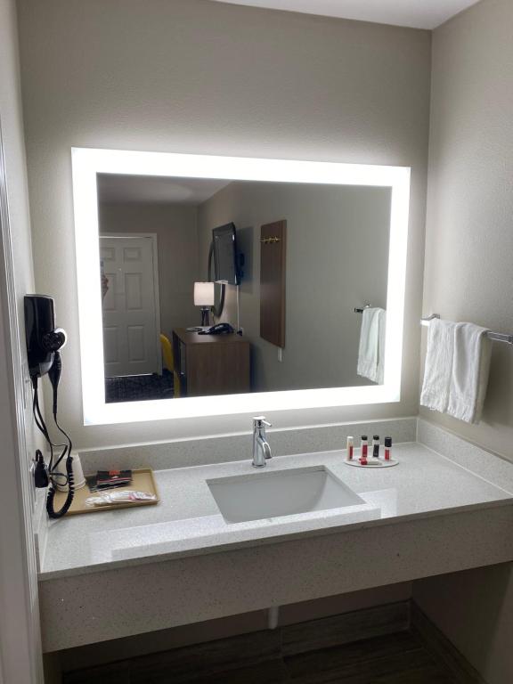 Days Inn by Wyndham Lake Charles photo