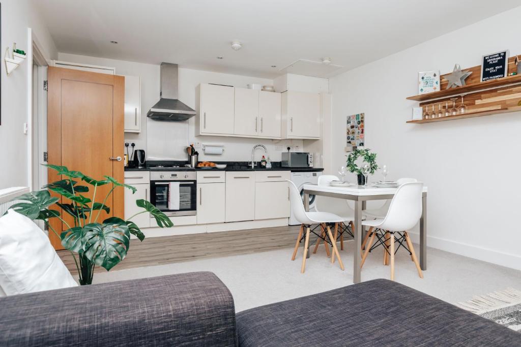 Central Modern Flat for 4-6 & dedicated parking, Henley on Thames