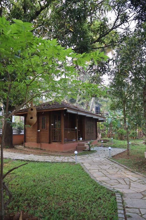 Green Chromide River View Wooden House — Hotel in Kollam