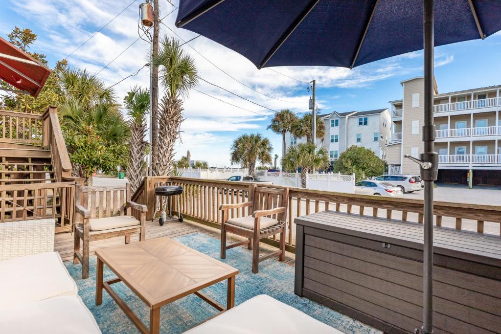Salty Shack Unit B - Salty Shack - Dog Friendly Home - Across from the Beach - Central Location!, Folly Beach