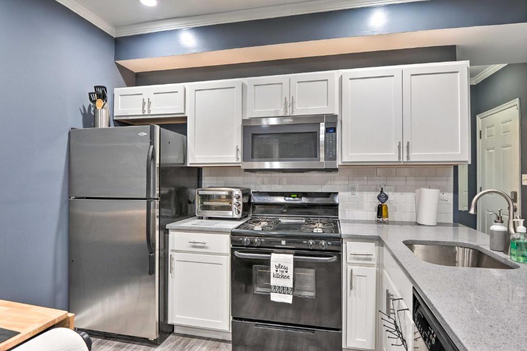 Sleek DC Condo Walk to National Arboretum!
