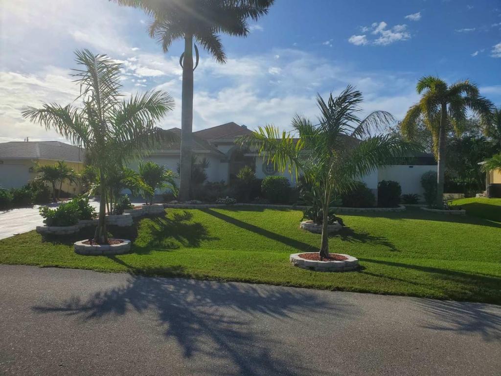 2 Private Cabanas with a private Pool and outdoor kitchen, Cape Coral