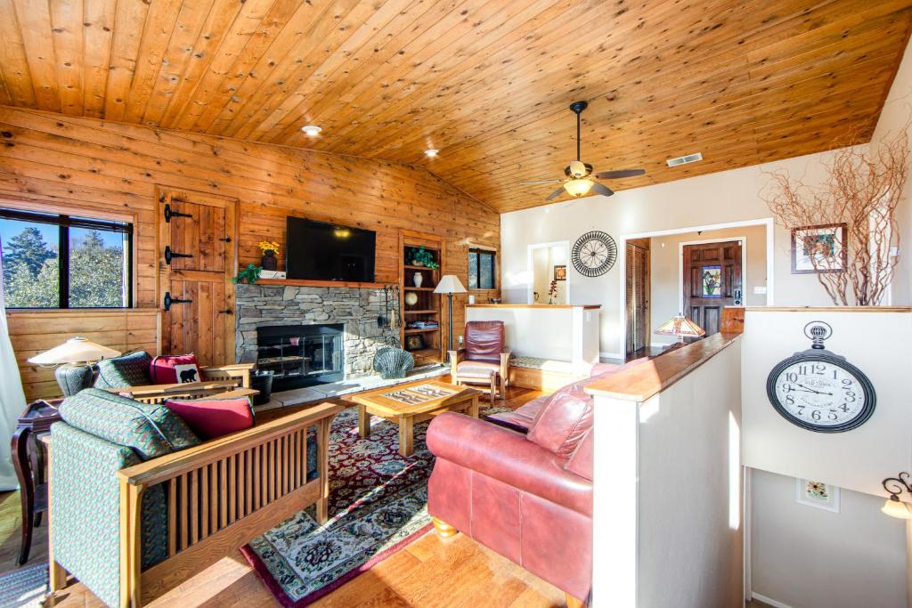 Gregory Getaway in Crestline (CA) reviews, prices of Hotels