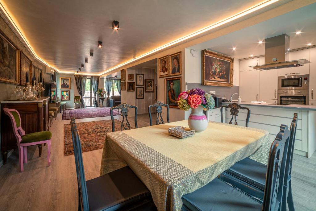 The Gallery Guest House - Garden and Garage, Veliko Tărnovo