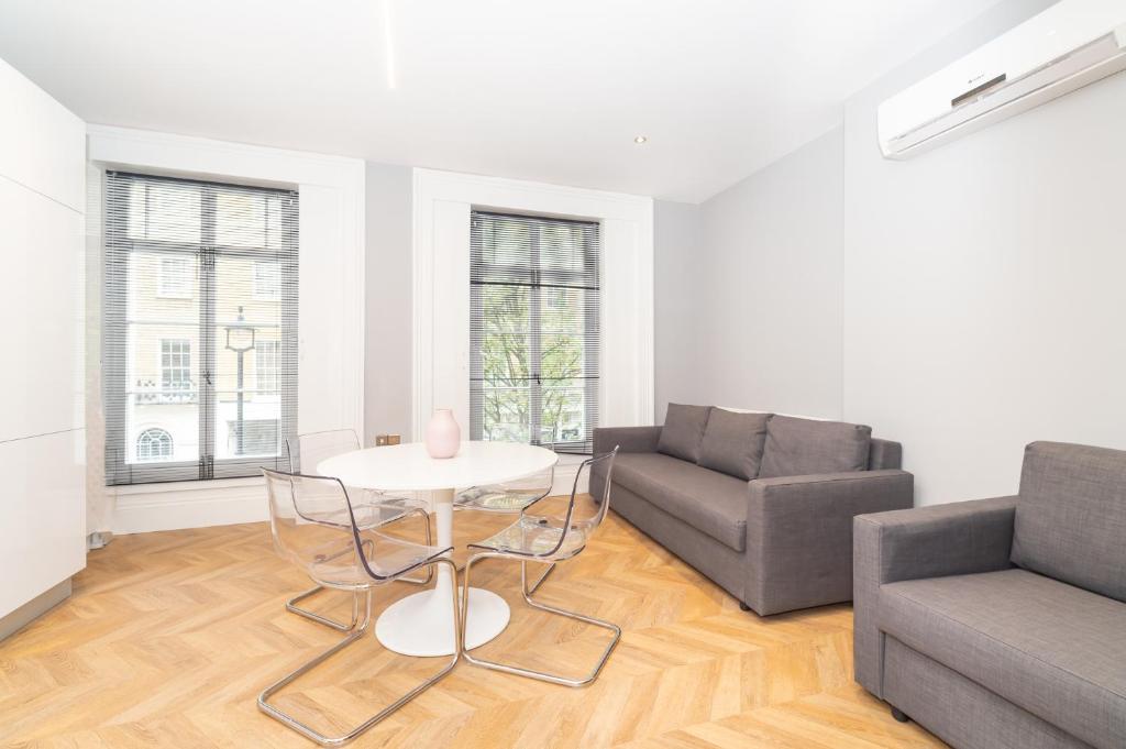 Stunning Hyde Park Apartments photo