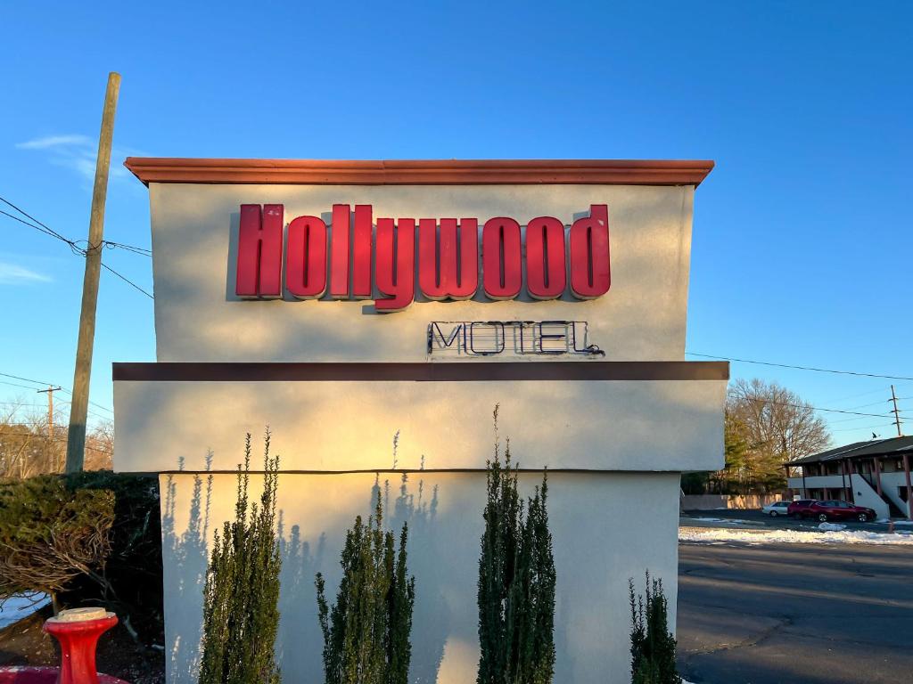 HOLLYWOOD MOTEL — Hotel in East Farmingdale (NY)
