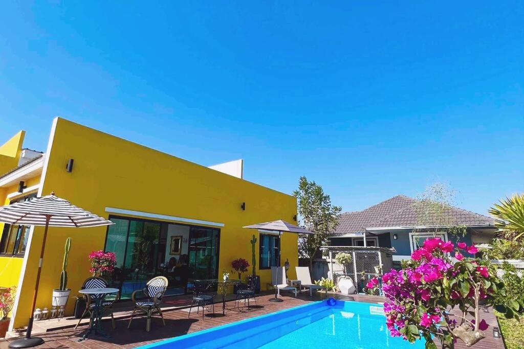 Colorful Pool Villa, Chiang Rai, Thailand — Hotel in Chiang Rai