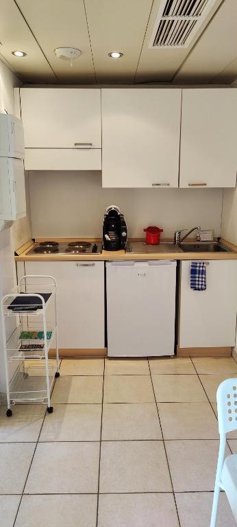 Studio Calme BORD DE MER Balcon avec Vue sur MENTON, Ascenseur, Climatisation, Ideal location quiet near sea, balcony with city view, elevator, AC - 5