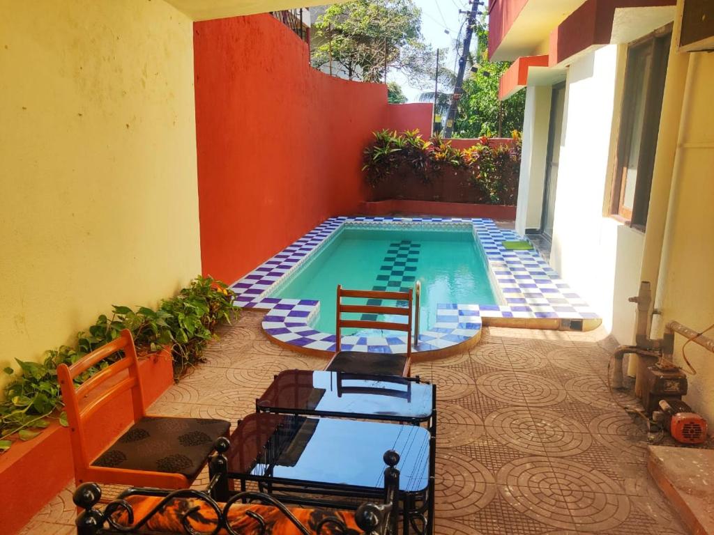 Hilltop 5BHK Villa with Private Swimming Pool near Candolim — Hotel in Goa