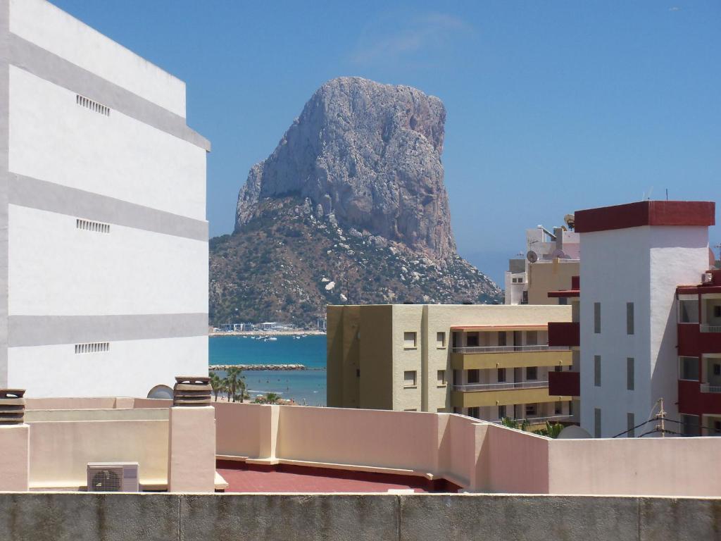 Ático centrico, 50m de la playa, vista al mar y al Peñon, gran terraza, parking, wifi fibra - 2