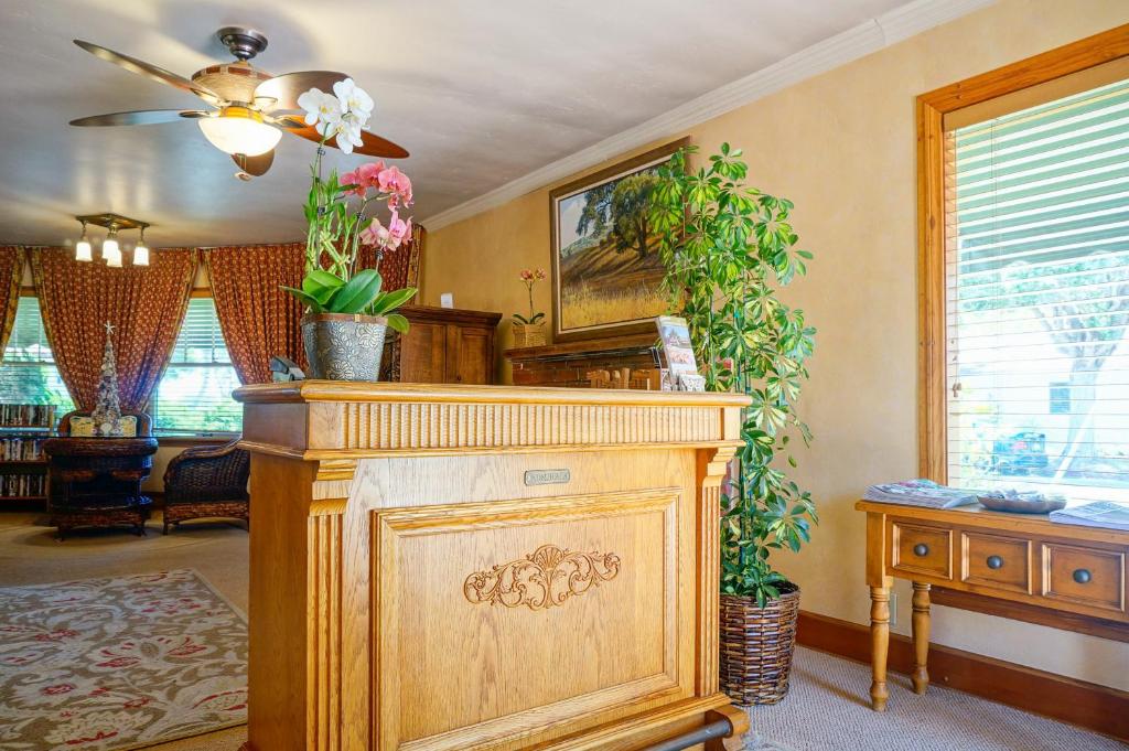 Harbor House Inn photo