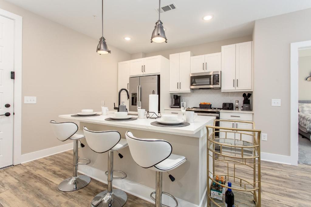 Classy Condo near Midtown and Downtown
