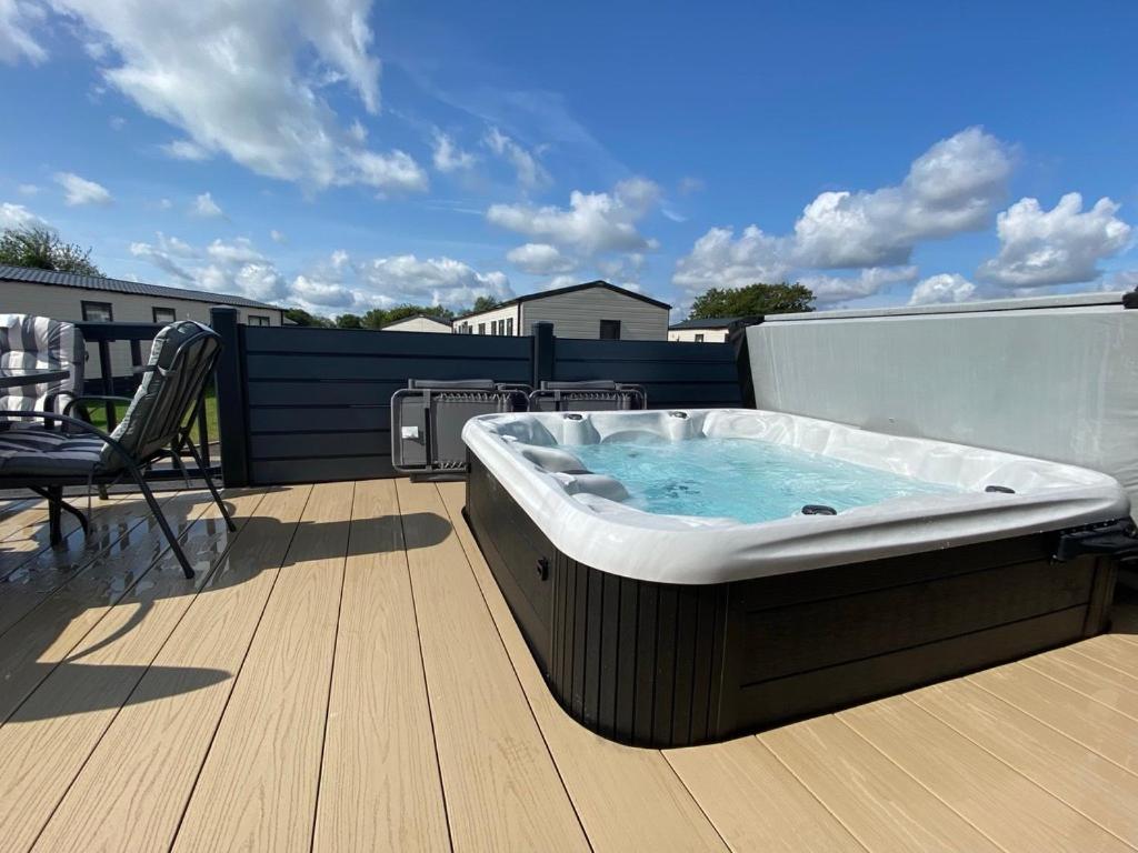Puddleducks, Dog Friendly Hot Tub Lodge, South Cerney