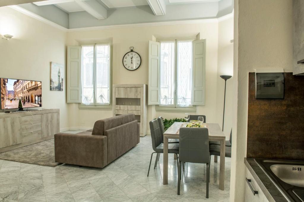 Cavour Rosa Apartment by Mamo Florence, Florencie