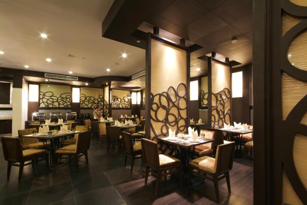 Restaurant, Amora NeoLuxe Suites in Bangkok