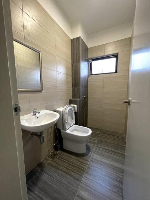 Five BEDROOMS RESIDENTIAL HOME WITH FREE WIFI photo
