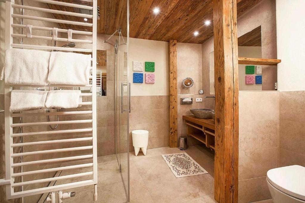 Chalet in Königsleiten with Mountain Views & Spa - 4
