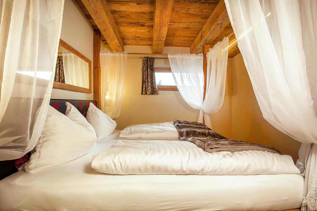 Chalet in Königsleiten with Mountain Views & Spa - 2