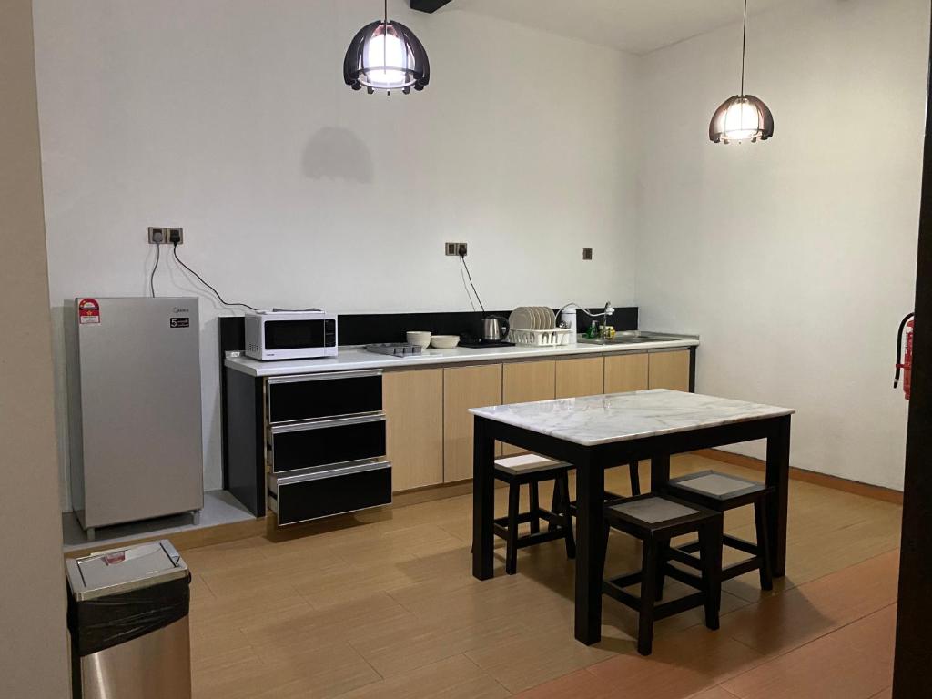 Suria's Backpacker Hostel photo