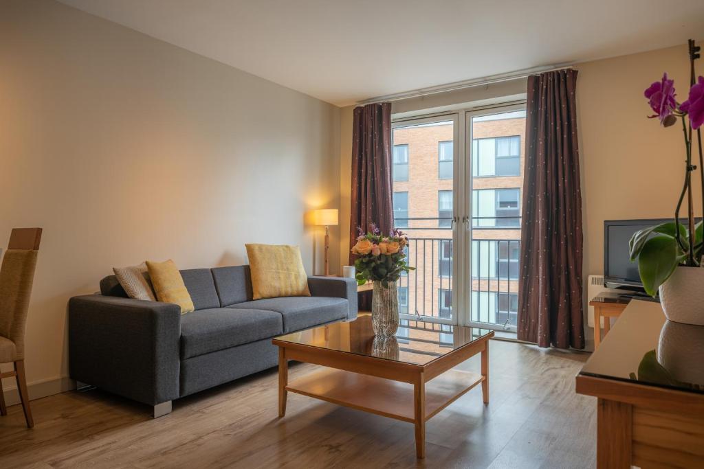 Shared lounge/TV area, PREMIER SUITES Birmingham in Birmingham