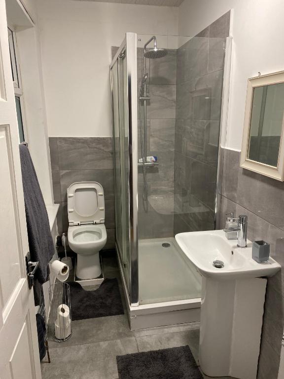 Lovely 2 Bedroom Apartment with free parking — Hotel in Manchester