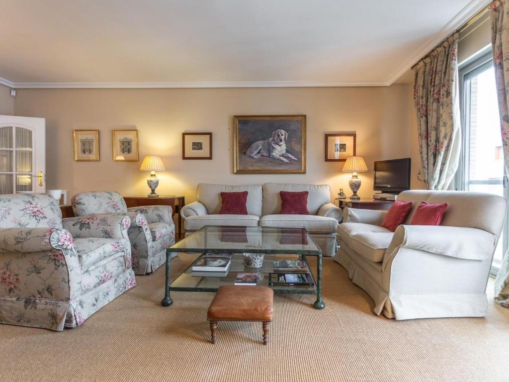 One&amp;Lux - Stylish Apartment near Plaza de Espana — Hotel in Seville