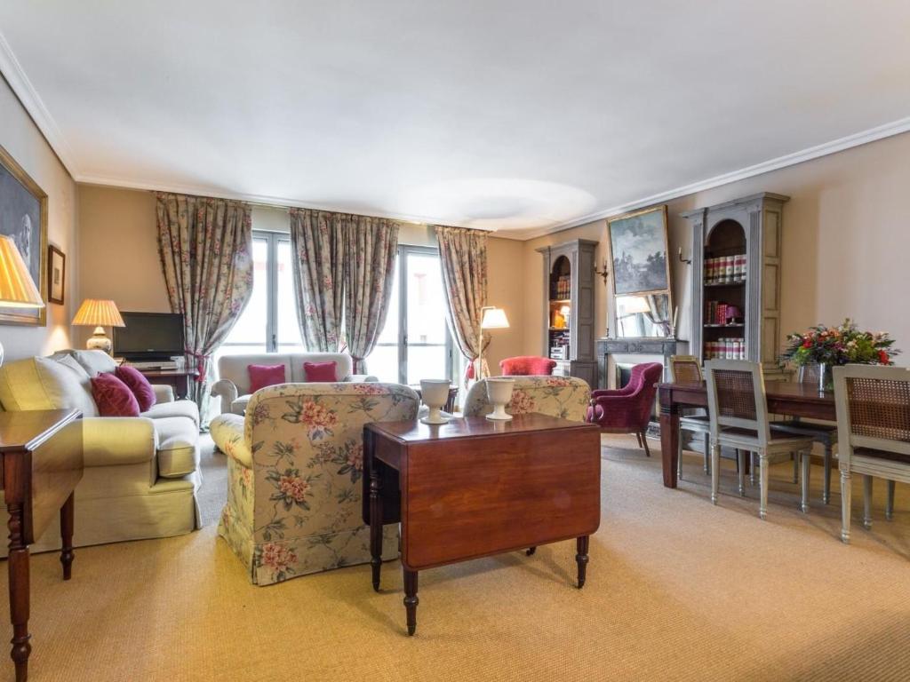 One&Lux - Stylish Apartment near Plaza de Espana photo