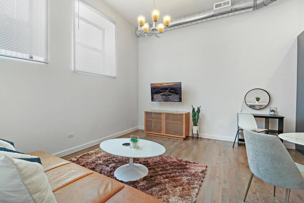 1BR Perfect Home in the City, Close to Everything - Lake 205 photo