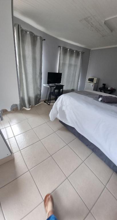 Stay at Home Airport Lodge photo