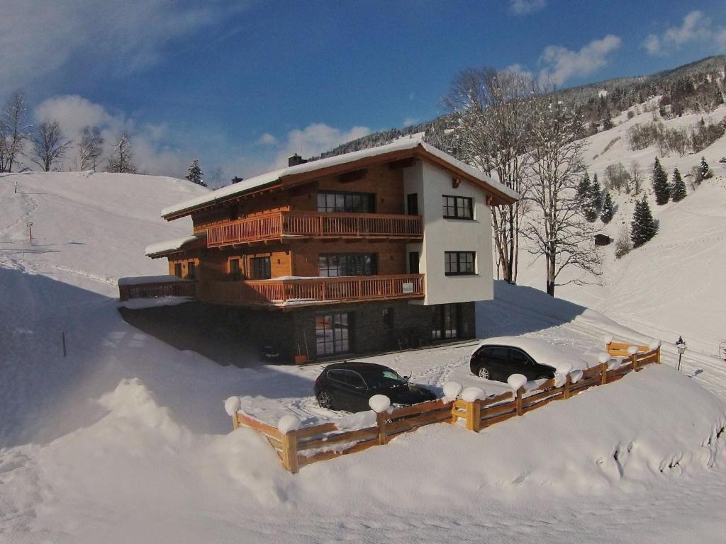 Chalet in Saalbach by Ski Lift & Slopes, Saalbach Hinterglemm
