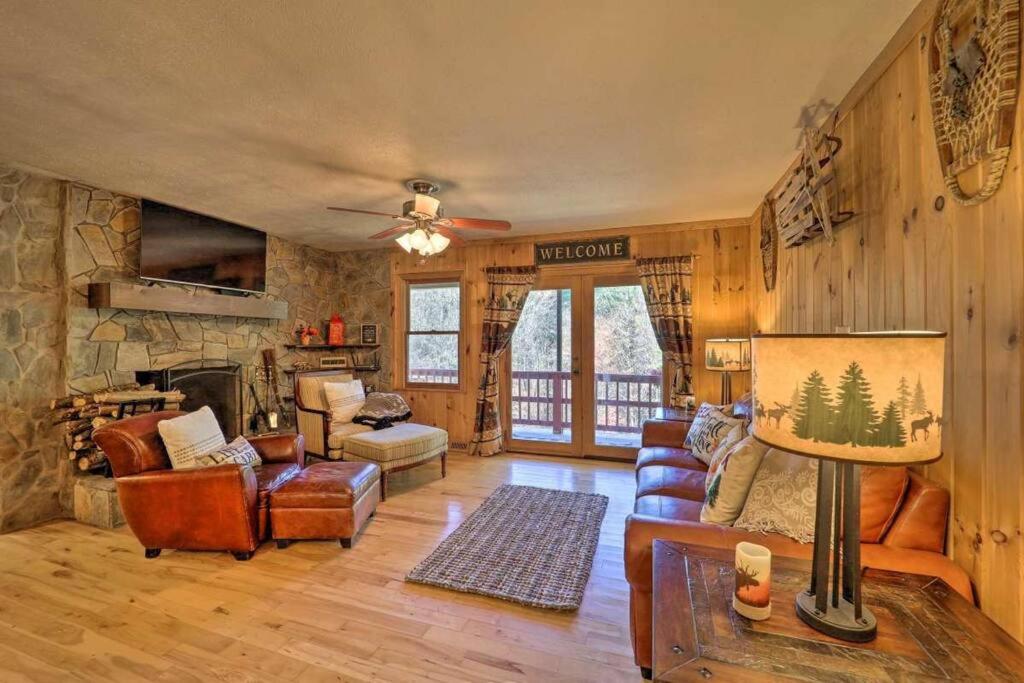 Serene Cabin on 2 acres Woodland , with Fireplace & Spectacular Outdoors