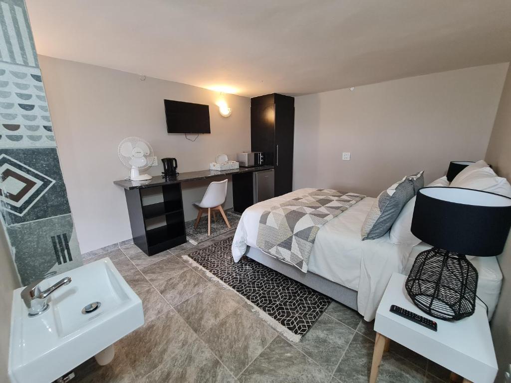 THE THATCH HIDE, East London