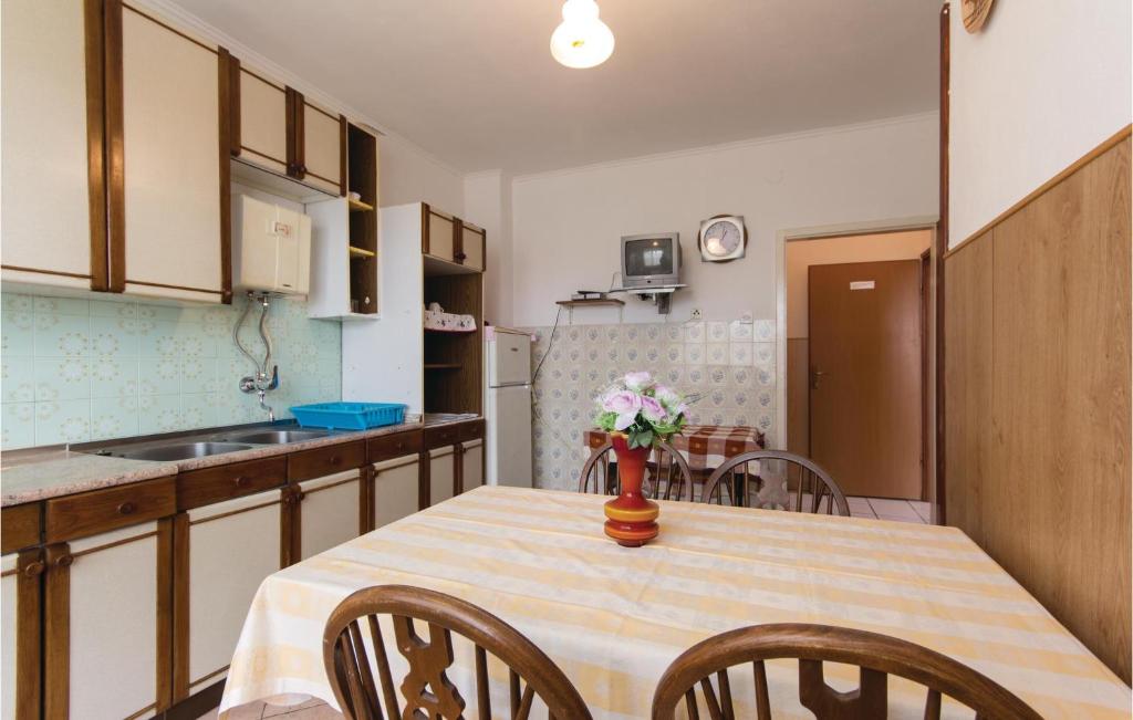 2 Bedroom Nice Apartment In Pula 전경