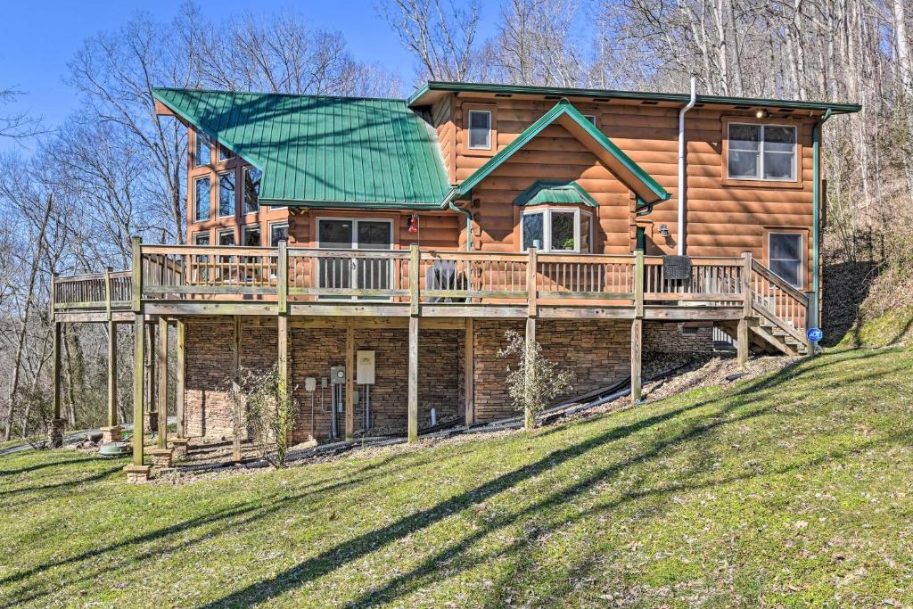 Center Hill Lake Cabin with Hot Tub and Deck!