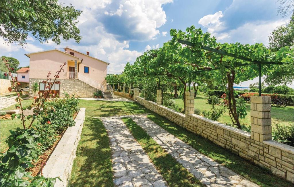 Beautiful apartment in Kanfanar with 2 Bedrooms and WiFi — Hotel in Kanfanar