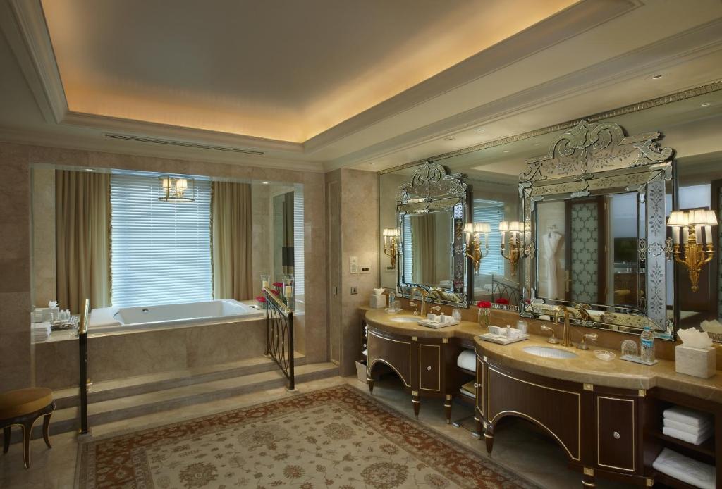 The Leela palace new delhi hotel room bath hub